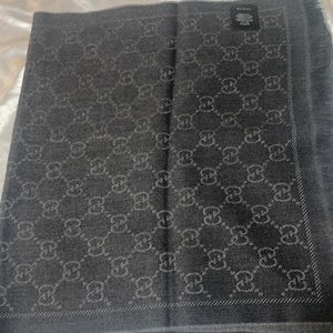 New authentic Gucci logo. Luxury Lana wool silk scarf size 68 x 18.5